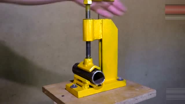 牛人用钢板自制台虎钳,成品太实用了