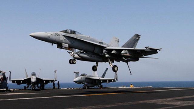 实拍f18"大黄蜂"战斗机多批次降落 工作效率不是一般的高