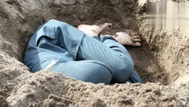 实拍:国外男子奇葩爱好 自己挖坑在里面"休息"