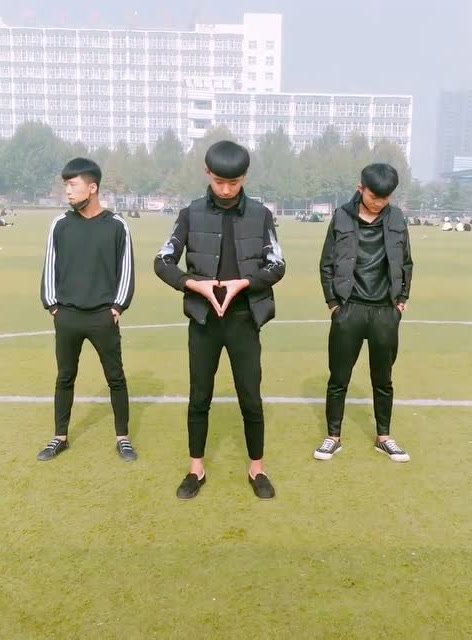 大学生帅哥一分钟教你跳《最美情侣》社会摇