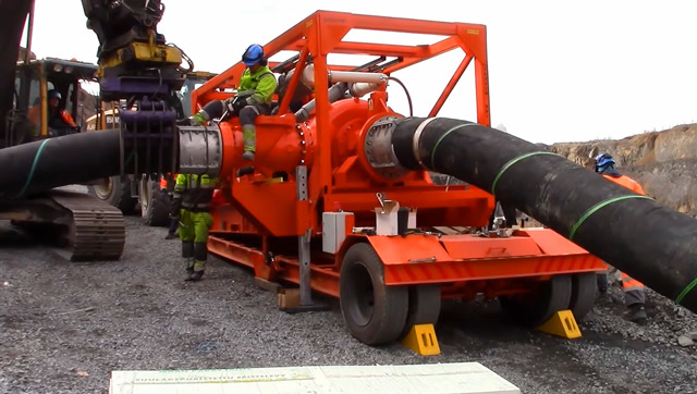 矿区大型抽水泵,水管比腰还粗,抽干一个小池塘只要几分钟