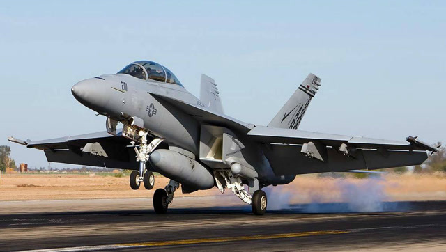 双发战斗机的f18还是动力十足  我一直都很喜欢