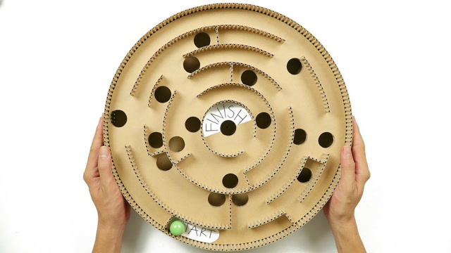用纸板diy迷宫滚珠游戏,比在手机上玩更带劲,看看他是怎么做的
