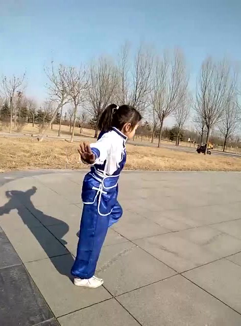 这小女孩,以后女子防身术都省略了