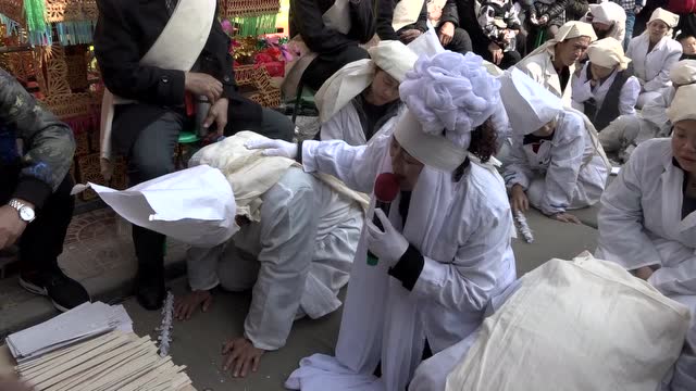 农村白事宴上的哭灵女