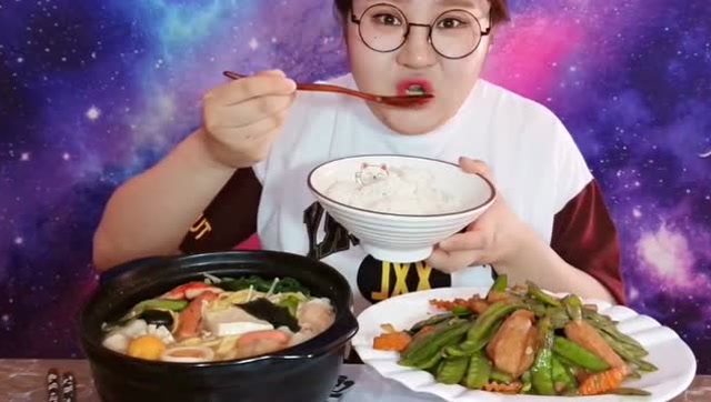 大胃王肉姐隔着星空吃美食,这一大锅面料好足!