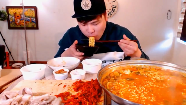 韩国大胃王吃烤肉,就着大锅火鸡面猛塞,胃口极好