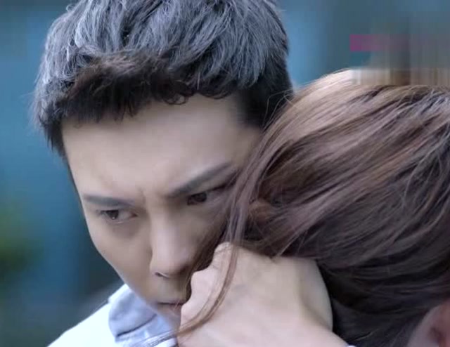 安宁与时樾抱头