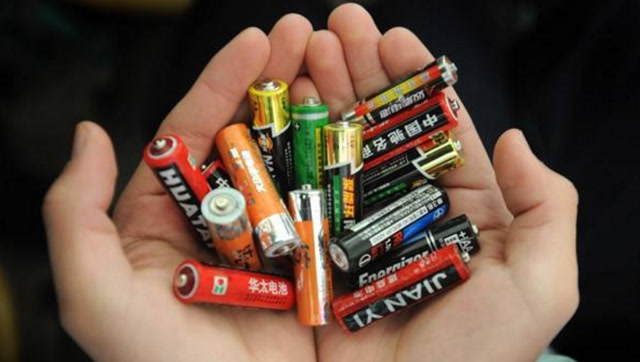 小孩玩具没电先别扔,教你一招,只需5秒立马有电!太实用了