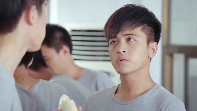 一起同过窗:潘震吃个馒头,十三一句话,潘震吃的"心慌"了