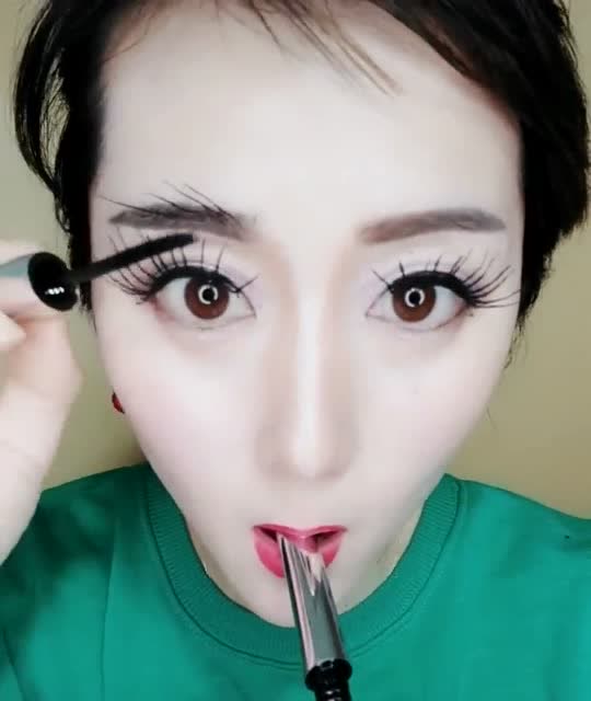 小姐姐逆天超长睫毛,看多了真有点吓人!