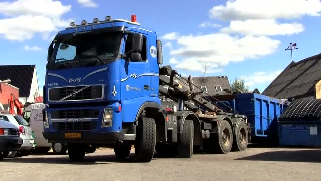 都装了什么这么重!沃尔沃fh12拉车厢