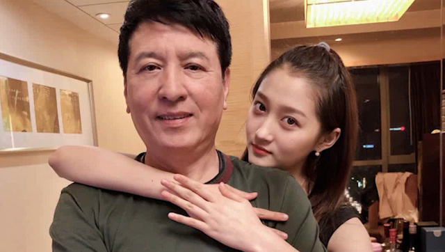 关少曾晒与关晓彤合影 网友:女儿很争气!