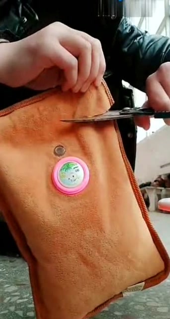 充电热水袋里面装的到底是什么水?剪开大开眼界!
