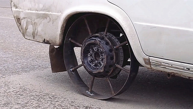 爆胎?不存在的,俄罗斯人造铁轮胎装车上还敢玩漂移!