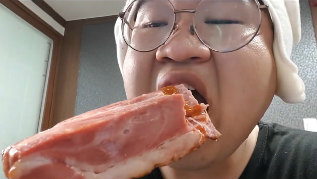 大胃王这样啃鸡腿,那才叫讲究