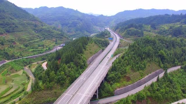 航拍厦蓉高速公路,震撼穿越贵州大山,情不自禁的为贵州点赞!