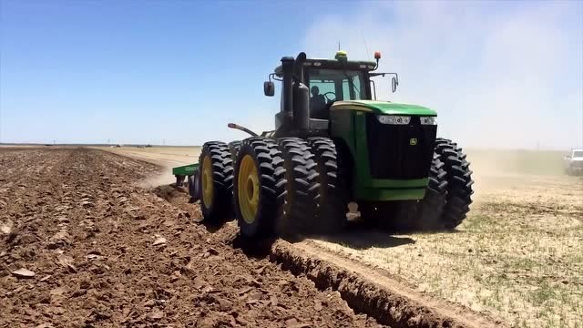 德国大型农业机械犁地现场,这才是大型机械!