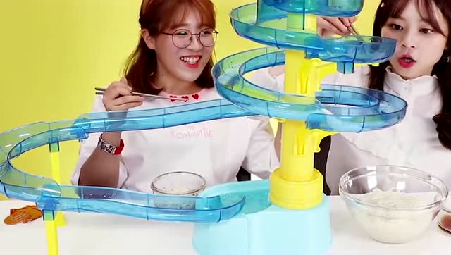 《小伶玩具》水上乐园滑梯凉面,感觉好好吃好想尝试一下