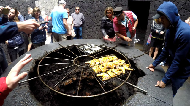 世界上最危险的烧烤店,用活火山烤烧烤,你敢吃吗?