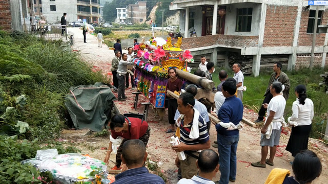 湖南农村土葬习俗,这种大棺材现在很少见,大家支持土葬还是火葬