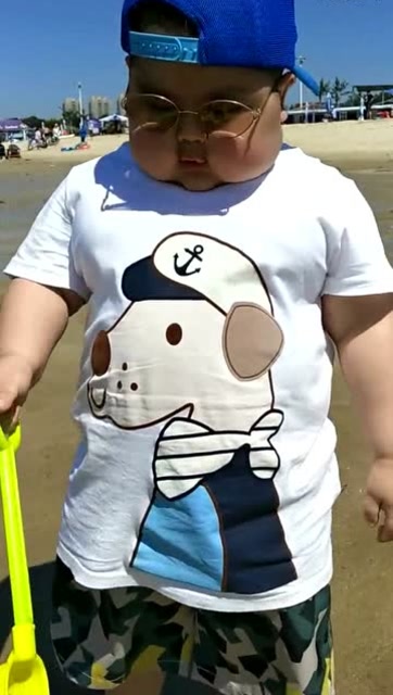 小胖孩不容易啊,光看都累!歇会吧!