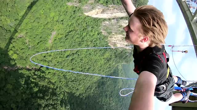 张家界大峡谷玻璃桥蹦极第一视角