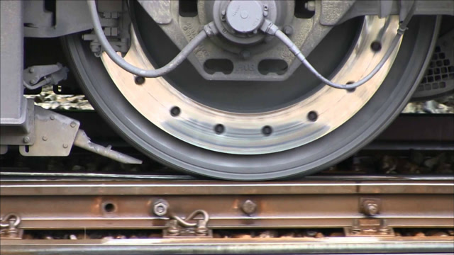 雨天火车车轮空转看着喜感危害可不小,下雨天再出门得掂量了!