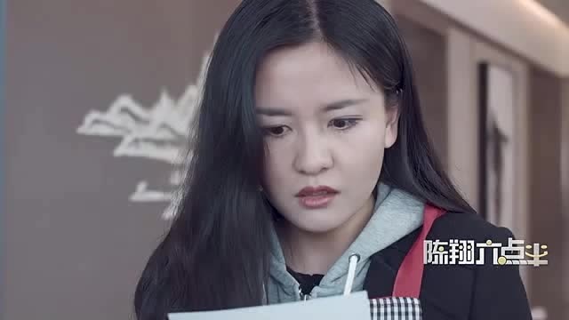 陈翔六点半米线在家打扫卫生不小心看见了啥秘密