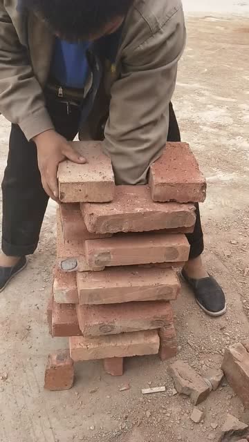 一只手拿20来块砖,这大哥真厉害!