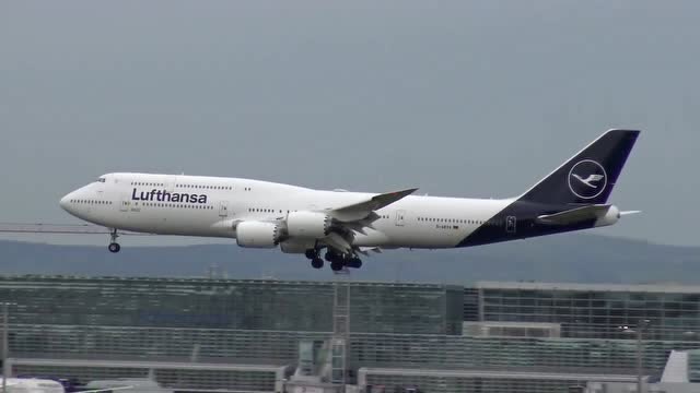 涂装太帅气了,汉莎航空波音747客机降落法兰克福机场