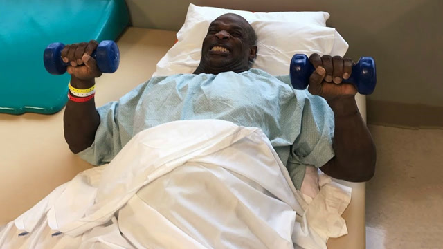 54岁的罗尼库尔曼现状,8次手术后,肌肉萎缩变成路人?