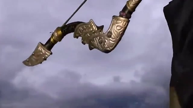 射日神弓谁都拉不开,后羿也不行,无奈只能手脚并用拉弓射日!