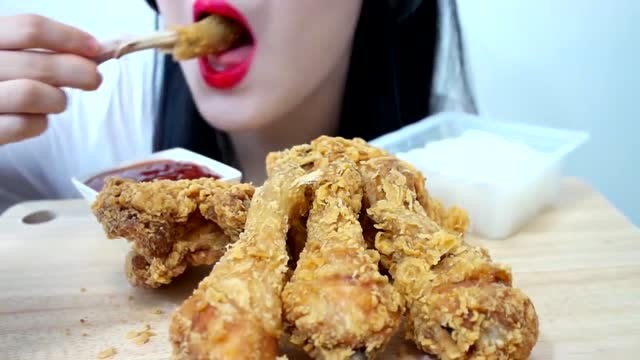 吃货美女吃炸鸡腿,外酥里嫩,大口大口吃,看着好馋嘴