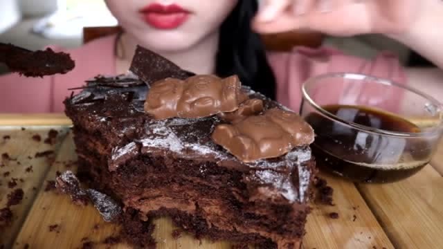 美女小姐姐吃巧克力蛋糕,一脸享受的样子,这吃相没谁了