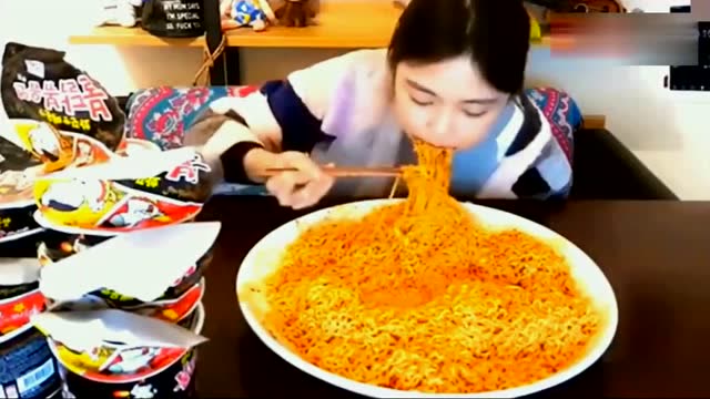大胃王朵一狂吃10大桶火鸡面,辣到不行