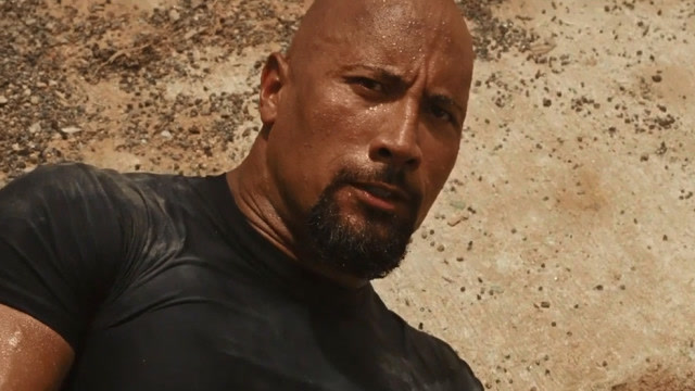 速度与激情5-强森遭遇人生第一次失败,被人围困队员受伤!