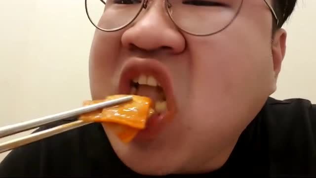 韩国吃货胖子吃火锅和越南春卷,看他这样的吃法属实会流口水,真香