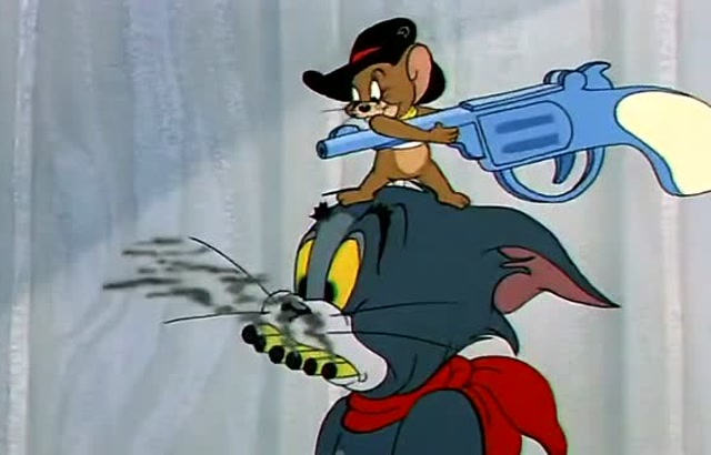 猫和老鼠:汤姆用枪打老鼠,老鼠竟把子弹吹进他嘴里