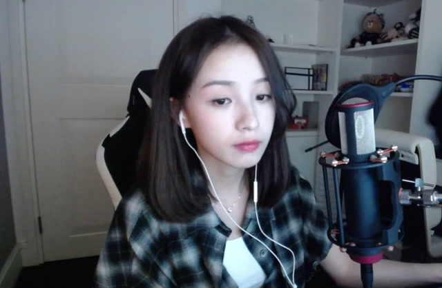 周二珂演唱一首歌曲《童话镇》,声音真好听