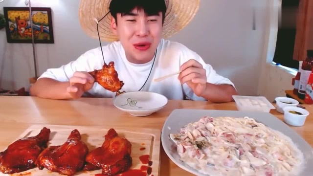 韩国吃货草帽哥吃蜜汁鸡腿吃得满嘴油太过瘾了