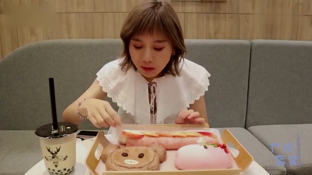 大胃王密子君狂吃网红面包,入口即化让人馋,颜值真的好高