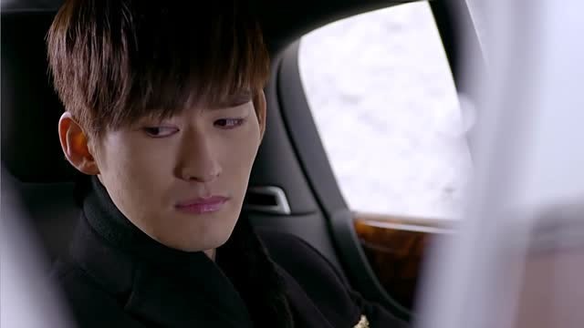 封腾一脸嫌弃的看着杉杉,这衣服谁帮你选的造型也太low了