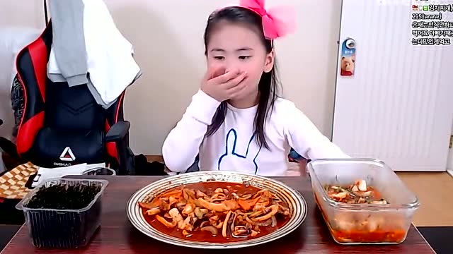 吃货小妹妹吃美味大餐,小小年纪饭量不容小觑!