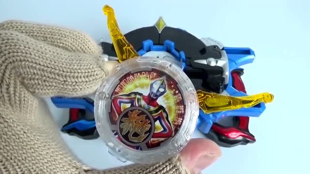 《罗布奥特曼》合体变身实物效果开箱展示!"盖亚水晶"