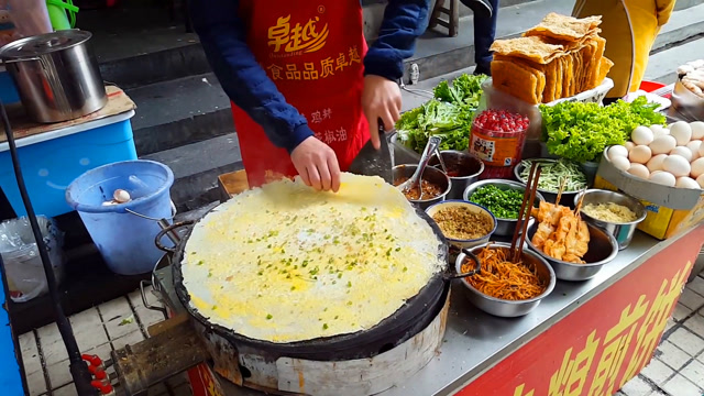 80后小伙摆摊卖杂粮煎饼,一份只卖7块钱,一天基本能卖100多份