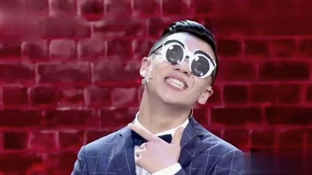 小眼哥一出场,三位评委都打趣他,郭德纲怀疑他整容!