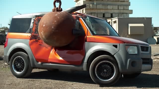 男子作死用4吨铁球撞击皮卡车,结果下一秒就悲剧了!