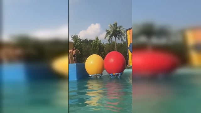 小伙玩水上闯关,就这一个落水姿势,我看了遍,太魔性了!