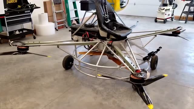 高手在民间!牛人自制载人飞行器,时速可高达50公里